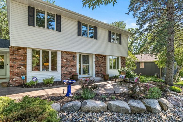 8125 Tierneys Woods Curve, Bloomington, MN 55438