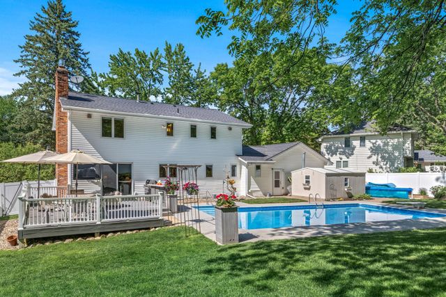 8125 Tierneys Woods Curve, Bloomington, MN 55438