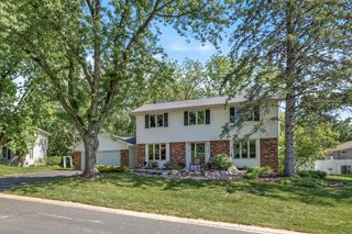 8125 Tierneys Woods Curve, Bloomington, MN 55438