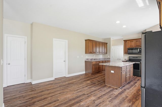 2003 AUGUST BRIGGS DR, Columbia, MO 65201
