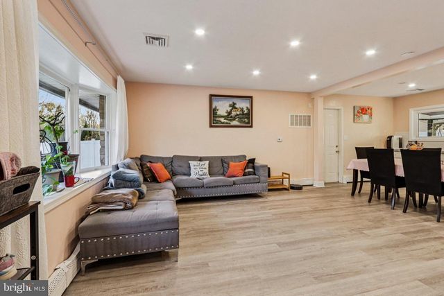 47 PLUMBRIDGE DR, Levittown, PA 19056