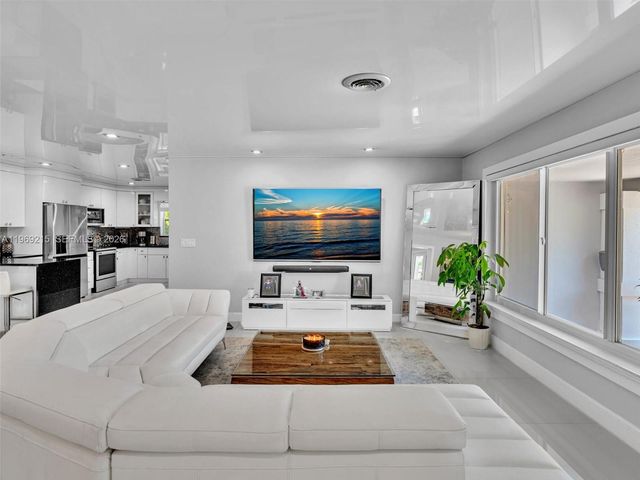 5121 NE 30th Ter, Lighthouse Point, FL 33064