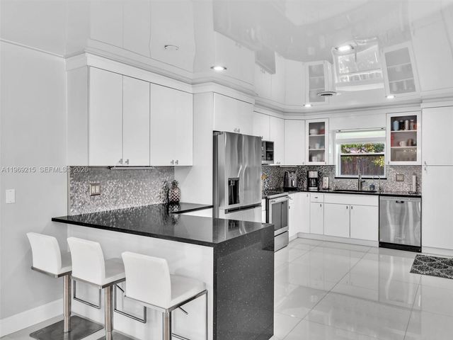 5121 NE 30th Ter, Lighthouse Point, FL 33064