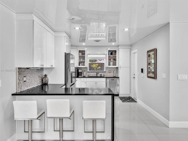 5121 NE 30th Ter, Lighthouse Point, FL 33064