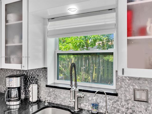 5121 NE 30th Ter, Lighthouse Point, FL 33064