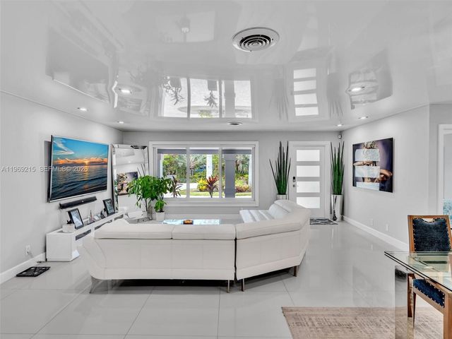 5121 NE 30th Ter, Lighthouse Point, FL 33064