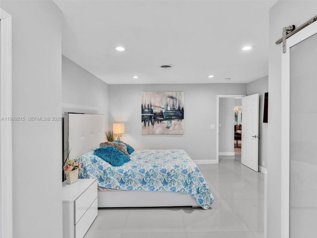 5121 NE 30th Ter, Lighthouse Point, FL 33064