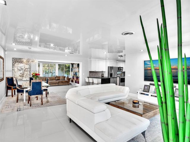 5121 NE 30th Ter, Lighthouse Point, FL 33064