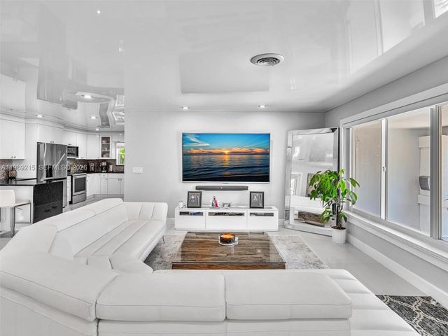 5121 NE 30th Ter, Lighthouse Point, FL 33064