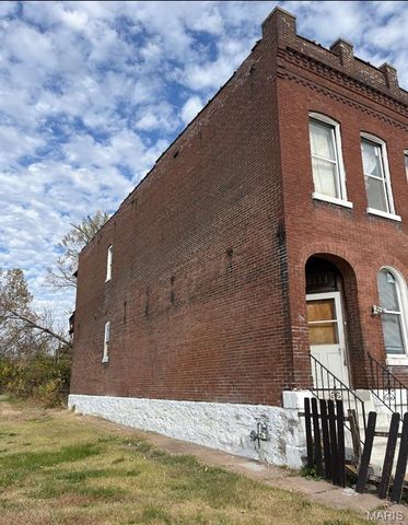 2111 E College Avenue, St Louis, MO 63107