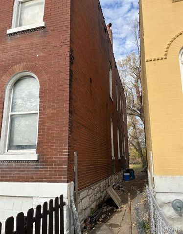 2111 E College Avenue, St Louis, MO 63107