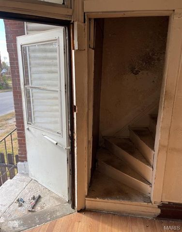 2111 E College Avenue, St Louis, MO 63107