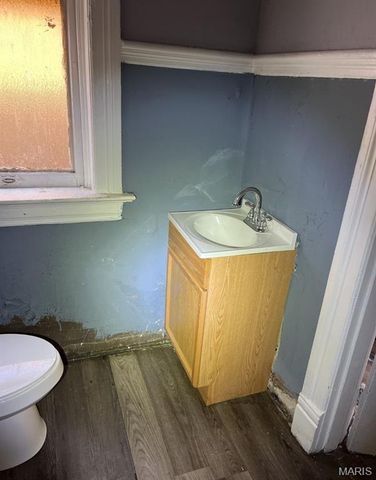 2111 E College Avenue, St Louis, MO 63107