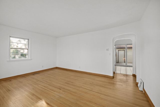 224 SE 11th Ave, Minot, ND 58701