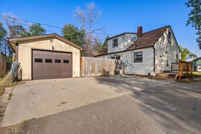 224 SE 11th Ave, Minot, ND 58701