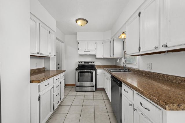 224 SE 11th Ave, Minot, ND 58701