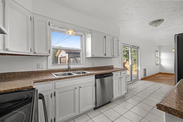 224 SE 11th Ave, Minot, ND 58701