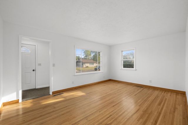 224 SE 11th Ave, Minot, ND 58701