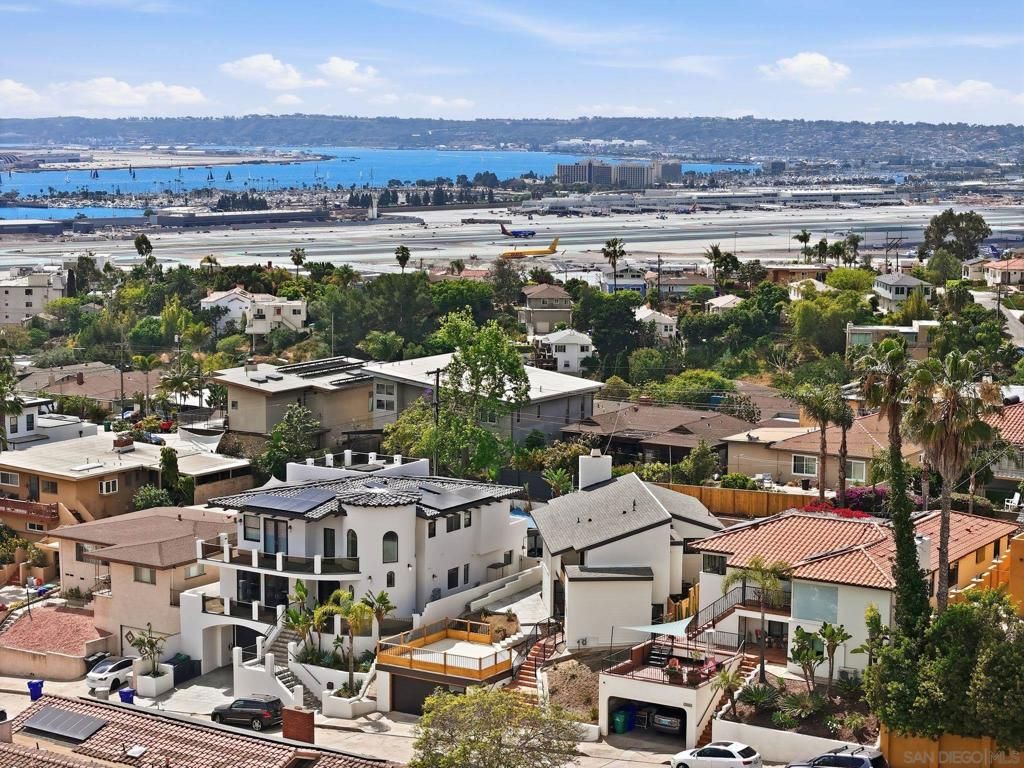 Image 2 of property listing at 3344 Goldfinch St, San Diego, CA 92103