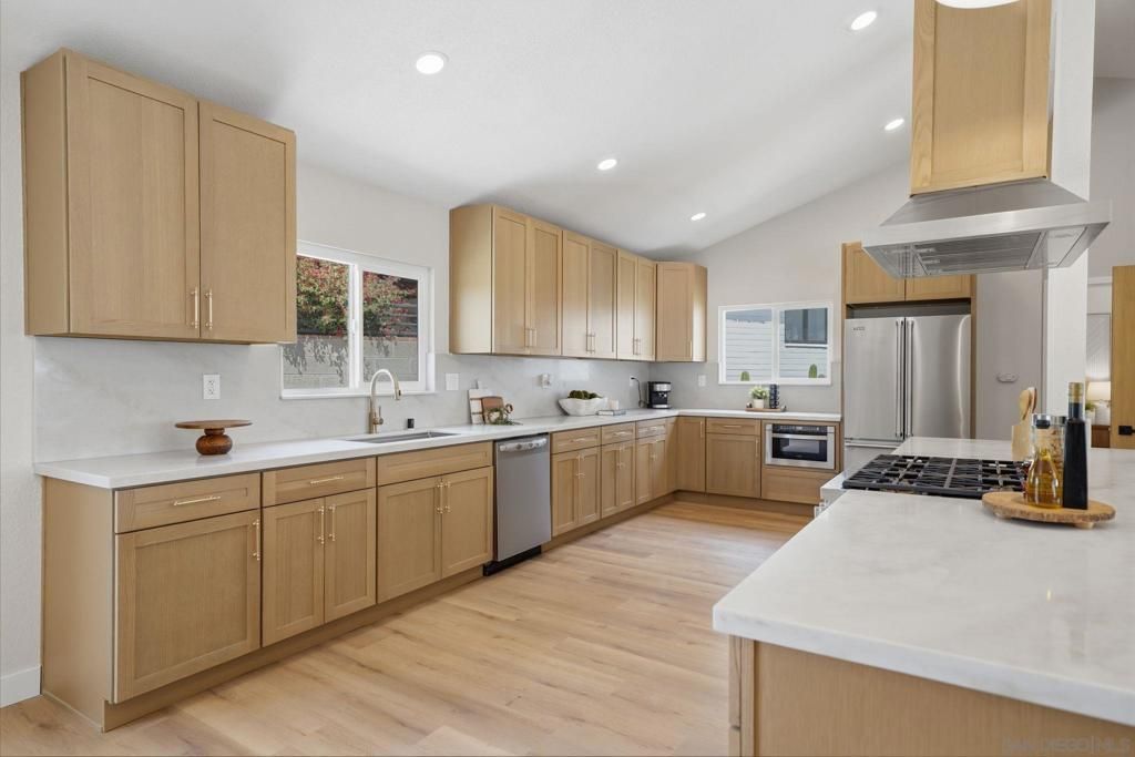 Image 3 of property listing at 3344 Goldfinch St, San Diego, CA 92103