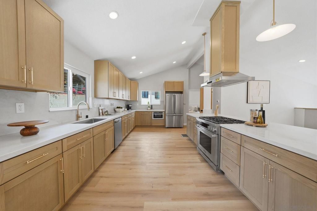 Image 4 of property listing at 3344 Goldfinch St, San Diego, CA 92103