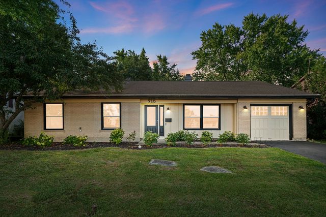 715 Surryse Road, Lake Zurich, IL 60047