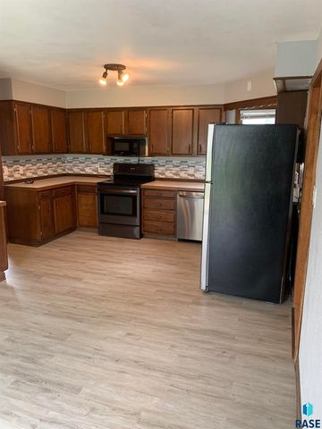 402 E 7th St Street, Dell Rapids, SD 57022