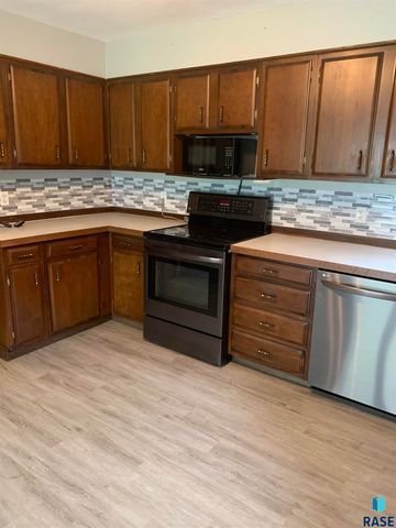 402 E 7th St Street, Dell Rapids, SD 57022