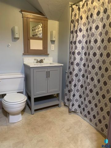 402 E 7th St Street, Dell Rapids, SD 57022