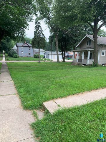 402 E 7th St Street, Dell Rapids, SD 57022