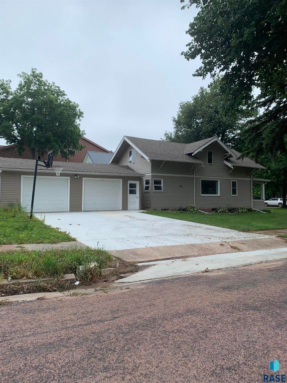 402 E 7th St Street, Dell Rapids, SD 57022