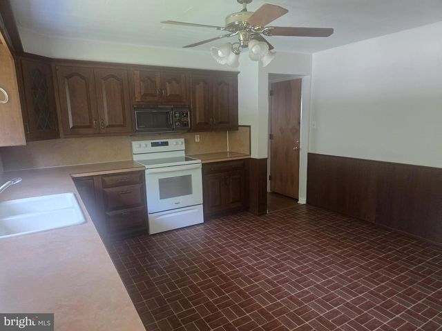 3814 SUNSET DR, Harrisburg, PA 17111
