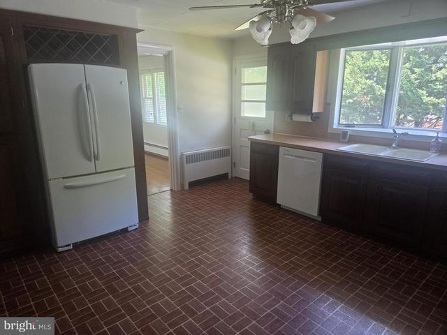 3814 SUNSET DR, Harrisburg, PA 17111