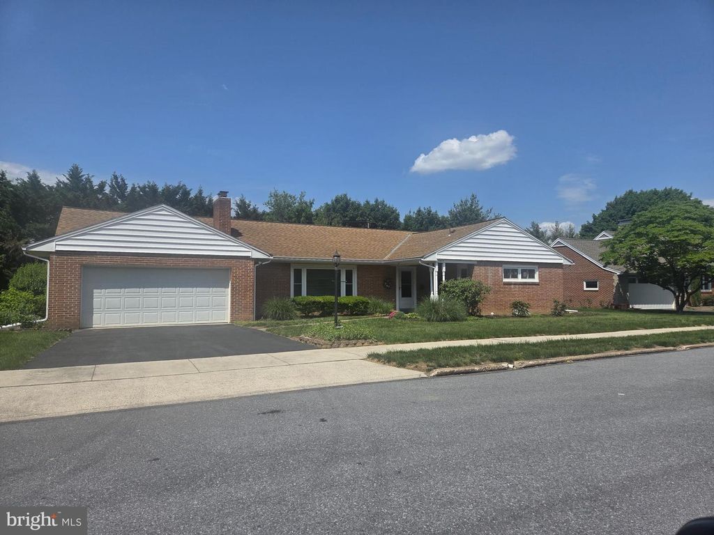 3814 SUNSET DR, Harrisburg, PA 17111