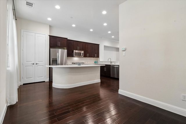 559 W Royal Lane, Irving, TX 75039