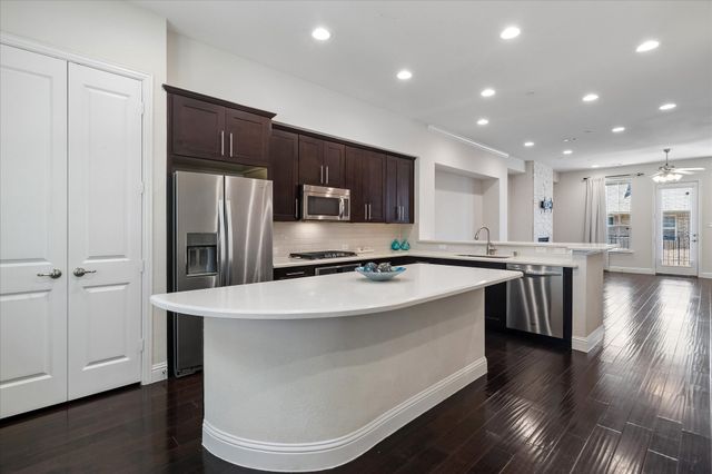 559 W Royal Lane, Irving, TX 75039
