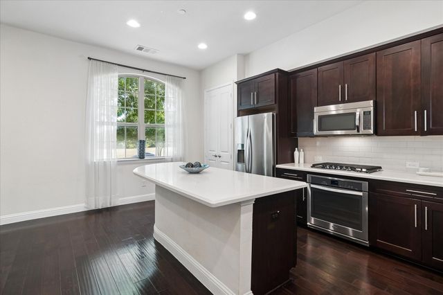 559 W Royal Lane, Irving, TX 75039