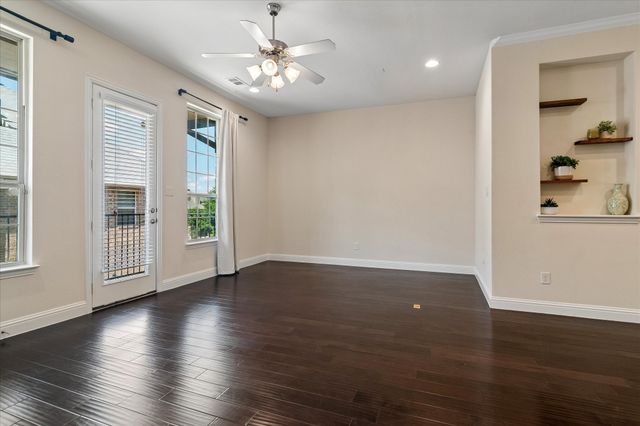 559 W Royal Lane, Irving, TX 75039