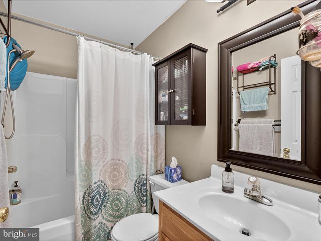 45 DEEP HOLLOW LN, Lancaster, PA 17603