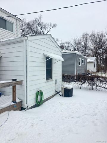 27052 Ridgewood Street, Roseville, MI 48066