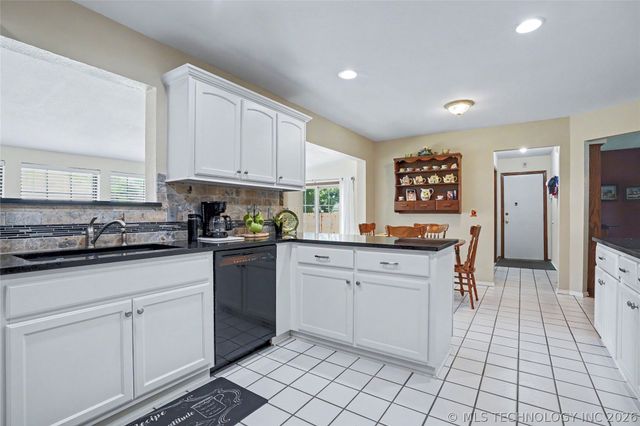 6710 S 29th West Avenue, Tulsa, OK 74132