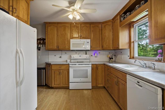 41 Greentree Drive S, Hyde Park, NY 12538