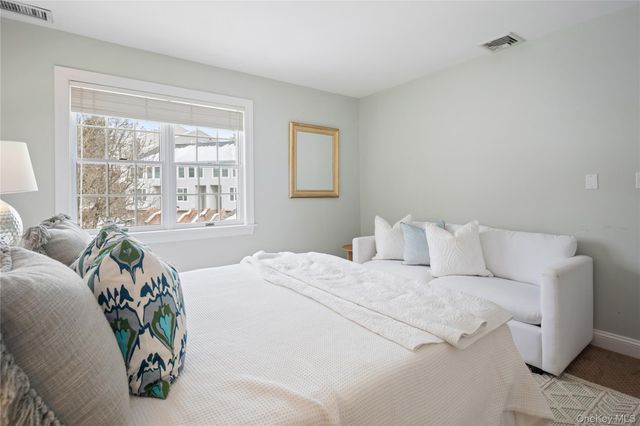 19 Club Court, Pleasantville, NY 10570