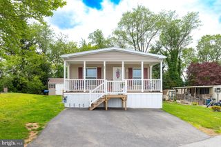 24 LYLE CIR, York, PA 17402