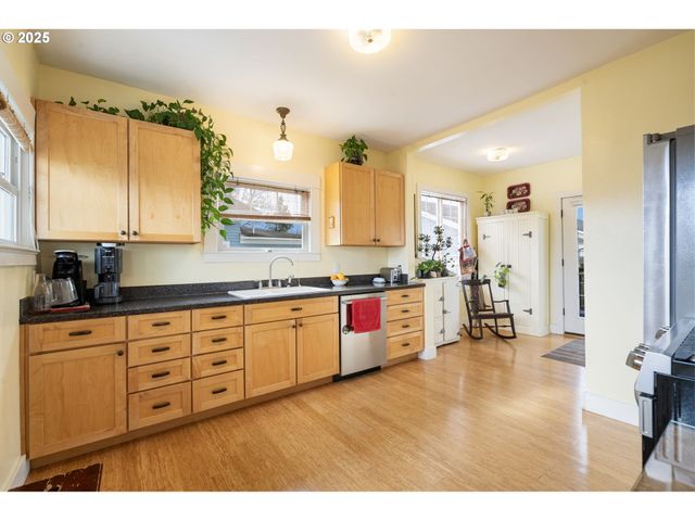 155 S 8TH St, St Helens, OR 97051