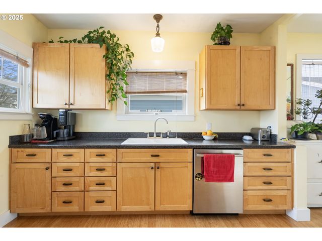 155 S 8TH St, St Helens, OR 97051