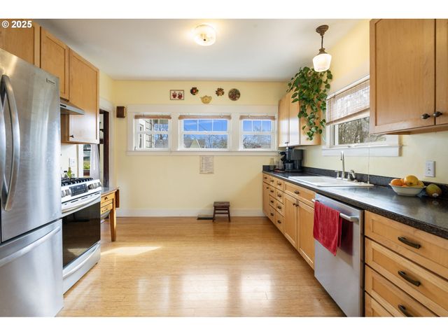 155 S 8TH St, St Helens, OR 97051