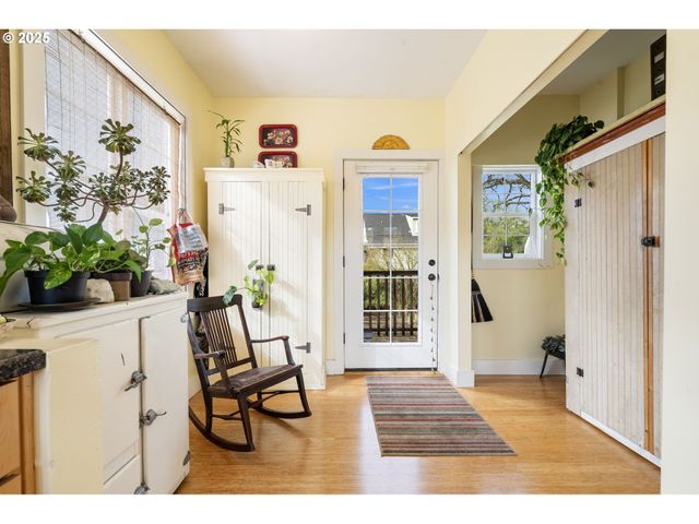 155 S 8TH St, St Helens, OR 97051