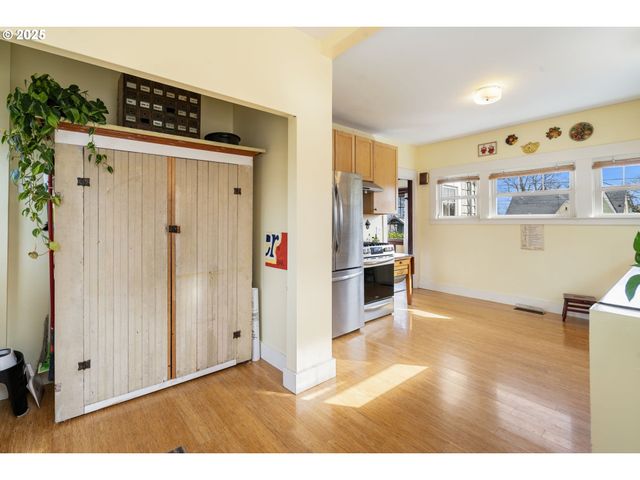 155 S 8TH St, St Helens, OR 97051