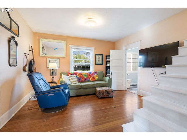 155 S 8TH St, St Helens, OR 97051